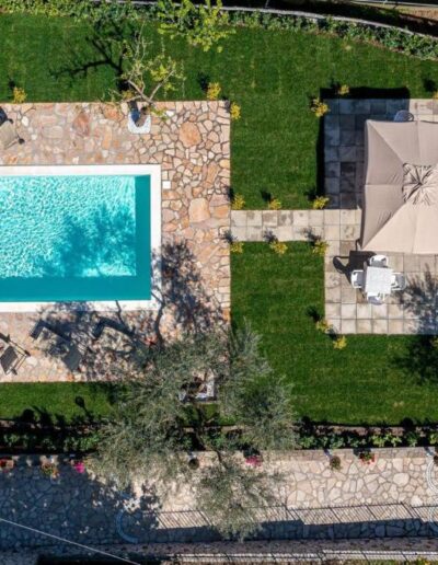 panoramic view of the pool, solarium and garden